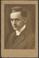 [Retrato de um homem com colarinho alto].