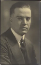 [Retrato de um homem com alfinete de gravata de pérola]