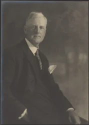 [Retrato de um homem com um lenço de bolso].