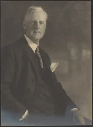 [Retrato de um homem com um lenço de bolso]