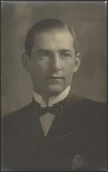 [Retrato de um homem com um laço de bolinhas]