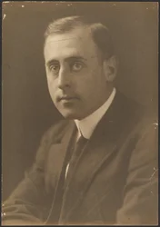 [Retrato de um homem com gravata às riscas]