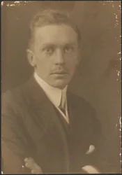 [Retrato de um homem com bigode fino].