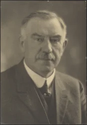 Retrato de um homem com alfinete de gravata