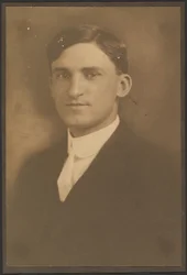 [Retrato de um homem com corrente de relógio (não visível)]