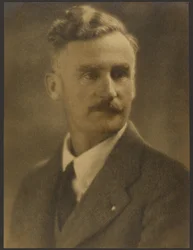 [Retrato de um homem com alfinete de lapela branco].