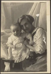 [Retrato de uma mãe com vestido aos quadrados e uma criança]