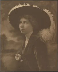 [Retrato de uma mulher diante de uma cena pintada]