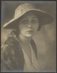 [Retrato de uma mulher com uma capa de pele]