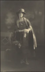 [Retrato de uma mulher apoiada num banco].