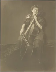 [Retrato de uma mulher a tocar violoncelo].