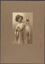 [Retrato de uma mulher com um roupão de pregas].
