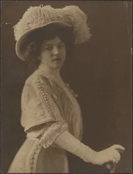 [Retrato de uma mulher de pé com um guarda-chuva].