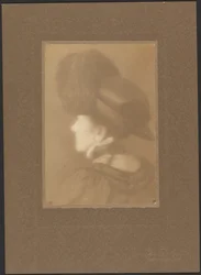 [Retrato de uma mulher vista de costas]
