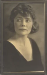 [Retrato de uma mulher de vestido preto]
