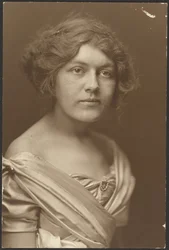[Retrato de uma mulher em traje formal].