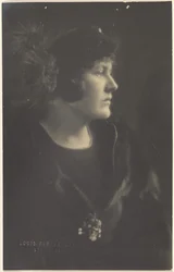 [Retrato de uma mulher com capa de peles].