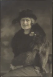 [Retrato de uma mulher com capa de peles].
