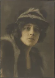 [Retrato de uma mulher com chapéu de pele]