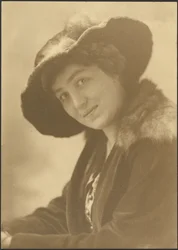 [Retrato de uma mulher com chapéu de pele]