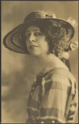 [Retrato de uma mulher com vestido de xadrez].
