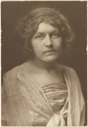 [Retrato de uma mulher com vestido de seda e xaile]