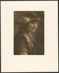 [Retrato de uma mulher com chapéu de palha].