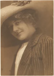 [Retrato de uma mulher com blazer às riscas]