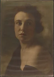 [Retrato de uma mulher com o ombro descoberto].