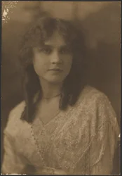 Retrato de uma mulher com vestido de franjas de missangas