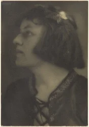 [Retrato de uma mulher com um gancho de cabelo em forma de borboleta].
