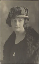 [Retrato de uma mulher com alfinete de camafeu].