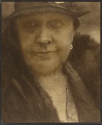 [Retrato de uma mulher com brinco de diamante].