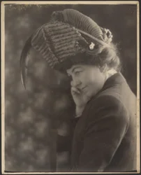 [Retrato de uma mulher com chapéu de penas].