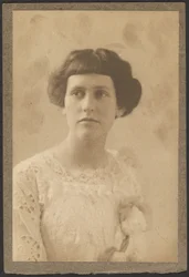 [Retrato de uma mulher com flores no vestido].