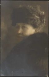 [Retrato de uma mulher com estola de pele]