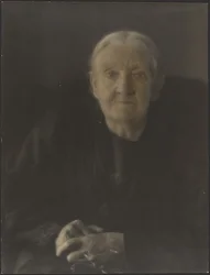 [Retrato de uma mulher com as mãos cruzadas].