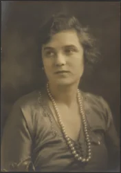 [Retrato de uma mulher com grandes pérolas].