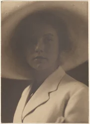 [Retrato de uma mulher com um grande chapéu de palha]