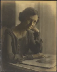 [Retrato de uma mulher com um colar comprido]