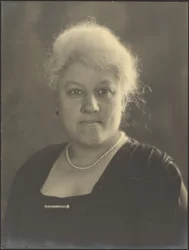 [Retrato de uma mulher com pérolas e um alfinete de lapela]