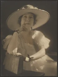 [Retrato de uma mulher com fitas nos pulsos]