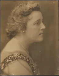 [Retrato de uma mulher com gola de lantejoulas]