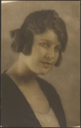 [Retrato de uma mulher com cabelo curto]