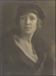 [Retrato de uma mulher com chapéu de veludo].
