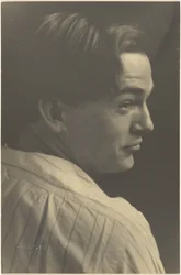 [Retrato de um jovem com camisa às riscas]