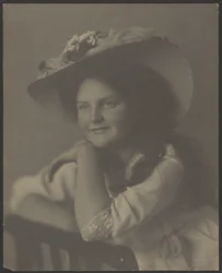 [Retrato de uma jovem mulher apoiada numa cadeira]