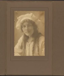 [Retrato de uma jovem mulher com um fato de marinheiro]