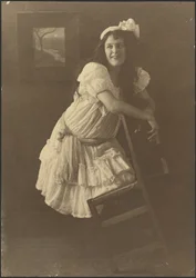 [Retrato de uma jovem mulher com uma cadeira]