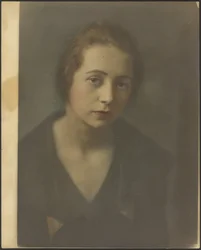 [Retrato de uma mulher jovem com os braços cruzados]